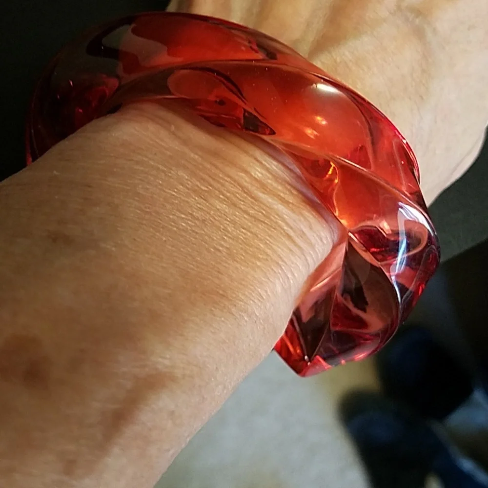 Vintage Red Acrylic Twist Bracelet - Picture 7 of 7